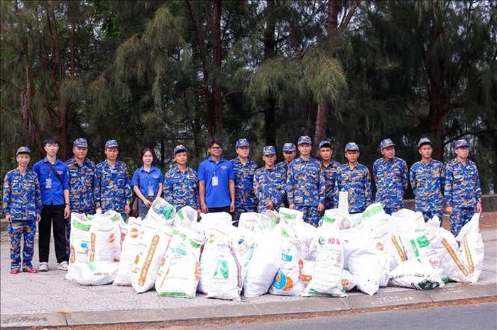 Các lực lượng vũ trang cũng chung tay dọn vệ sinh để giúp bãi biển luôn sạch đẹp.