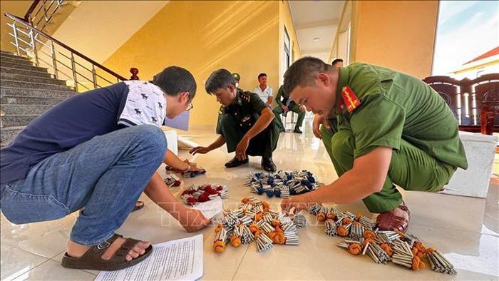 Đối tượng Nguyễn Lệnh cùng tang vật. Ảnh: TTXVN phát