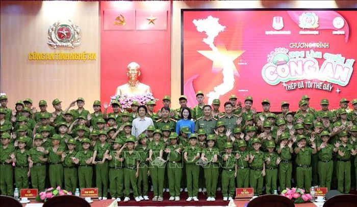 130 chiến sĩ nhí đến từ các tỉnh, thành chụp ảnh lưu niệm với Ban tổ chức tại lễ khai mạc Trại hè “Học làm chiến sĩ Công an”.