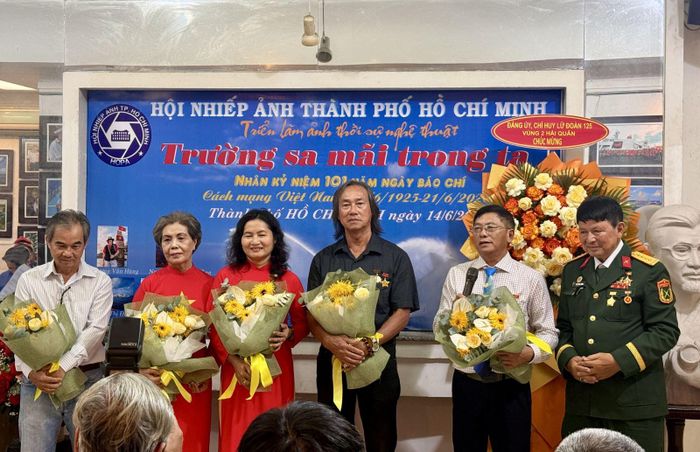 Đại diện Hội Nhiếp ảnh TP Hồ Chí Minh tặng hoa cho 5 tác giả có ảnh trưng bày tại triển lãm.