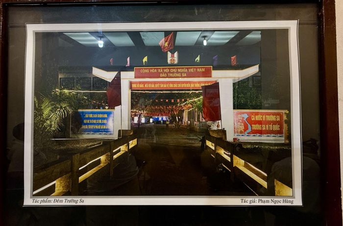 Không gian trưng bày các tác phẩm nhiếp ảnh tại triển lãm.