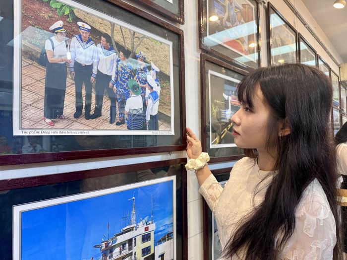 Triển lãm thu hút đông đảo các thế hệ công chúng quan tâm đến thưởng thức.