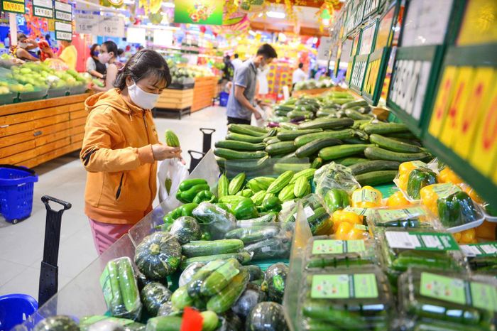 Giá xăng dầu tăng gây áp lực lên mặt bằng giá chung.