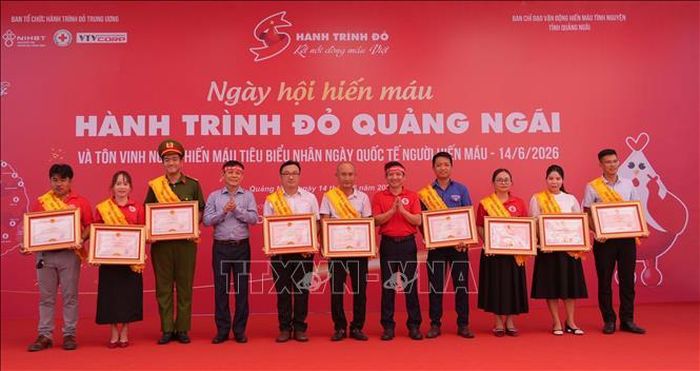 Ban tổ chức trao Bằng khen và Giấy khen cho các gia đình, cá nhân có thành tích trong phong trào hiến máu tình nguyện.