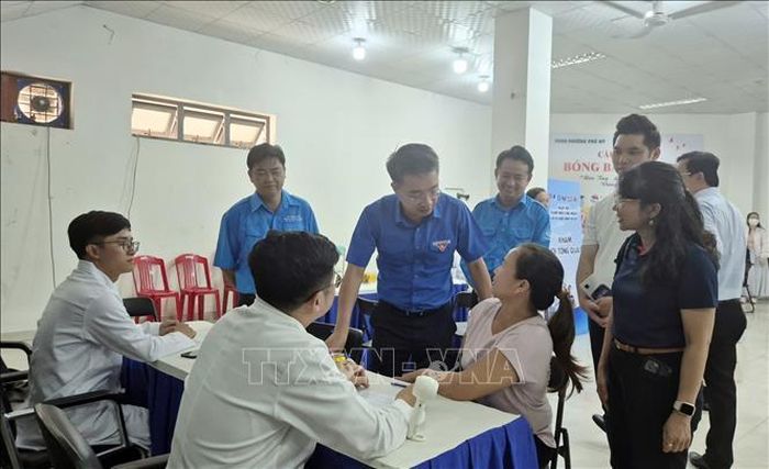 Lãnh đạo Trung ương Đoàn thăm hỏi thanh niên công nhân tham gia khám bệnh miễn phí tại Ngày hội “Thanh niên công nhân - Lan tỏa năng lượng tích cực” năm 2026.