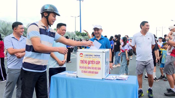 Chương trình quyên góp, ủng hộ cho học sinh có hoàn cảnh khó khăn được đông đảo cán bộ, công chức, viên chức và Nhân dân trên địa bàn hưởng ứng.