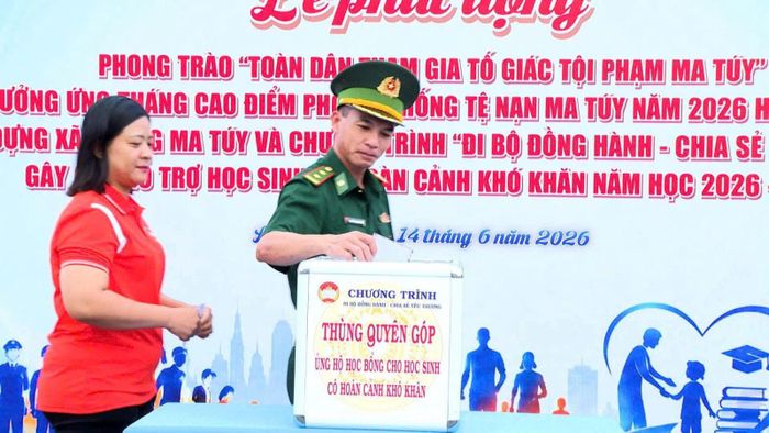 Trung tá Nguyễn Mạnh Hùng, Chính trị viên Đồn Biên phòng Phước Tỉnh quyên góp, ủng hộ cho học sinh có hoàn cảnh khó khăn.