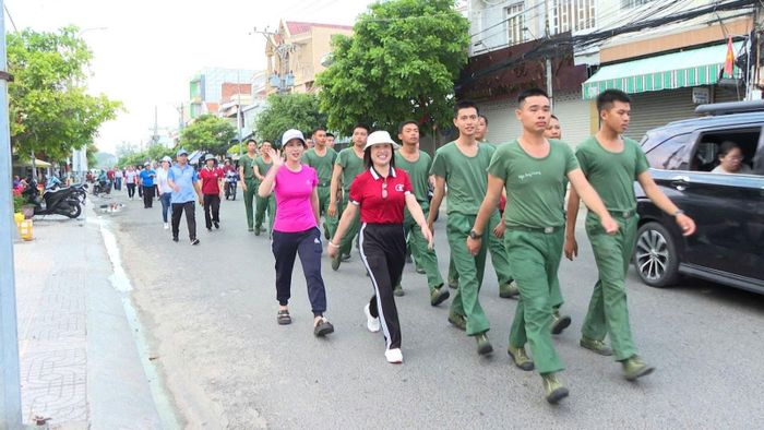 Sau lễ phát động, gần 1.000 vận động viên hang hái tham gia chương trình "Đi bộ đồng hành - chia sẻ yêu thương".