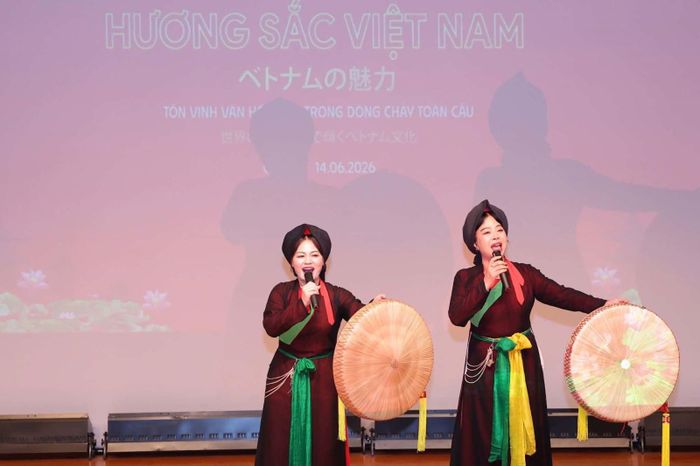 Tiết mục quan họ cổ “Ai xuôi về” với phần trình diễn của NSND Thúy Hường và nghệ sĩ Thúy Hằng. Ảnh: Nguyễn Tuyến/TTXVN