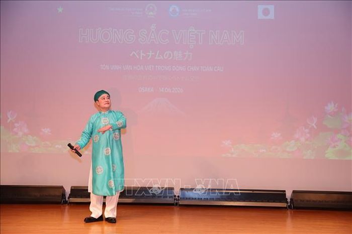 Nghệ sĩ Chu Bảo Quế dành tặng khán giả tại Osaka tiết mục Quan họ cổ “Ngồi tựa mạn thuyền”. Ảnh: Nguyễn Tuyến/TTXVN