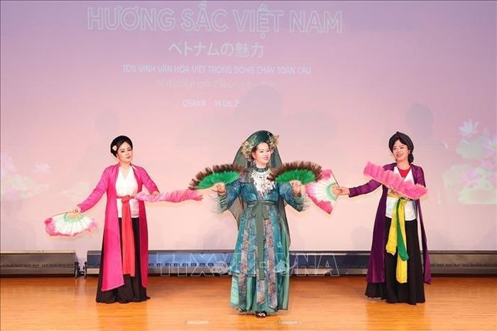 Tiết mục diễn xướng “Cô đôi Thượng Ngàn” tại Chương trình giao lưu văn hóa nghệ thuật “Hương sắc Việt Nam”. Ảnh: Nguyễn Tuyến/TTXVN