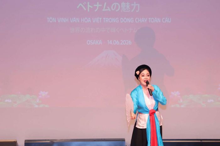 Bài hát “Gửi anh khúc hát nghĩa tình” do Giáo sư - Tiến sĩ danh dự Chu Bảo Quốc soạn lời và NSUT Quỳnh Mai trình diễn. Ảnh: Nguyễn Tuyến/TTXVN