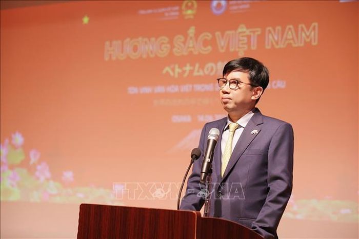 Tổng lãnh sự Việt Nam tại Osaka Nguyễn Trường Sơn phát biểu chào mừng. Ảnh: Xuân Giao/TTXVN