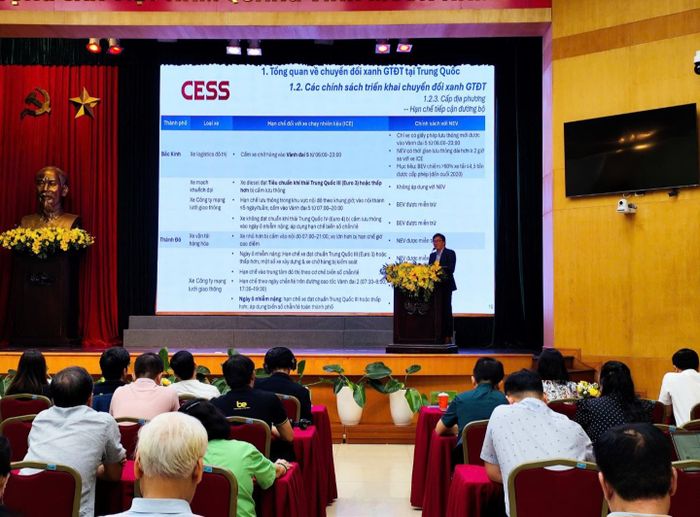 Các đại biểu thảo luận chính sách chuyển đổi giao thông xanh.