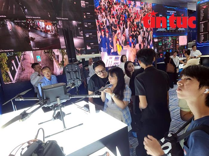 Các bạn trẻ tìm hiểu công nghệ UAV, camera thông minh hiện đại tại sự kiện.