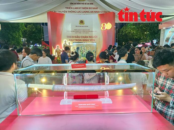 Thanh gươm "Quyết thắng" của Chủ tịch Hồ Chí Minh tặng Hội nghị Công an toàn quốc lần thứ IV (ngày 20/2/1949) để thưởng các đơn vị đạt thành tích xuất sắc trong phong trào Bảo vệ an ninh chính trị và giữ gìn trật tự an toàn xã hội.