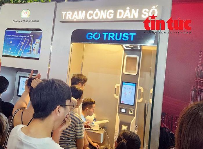 Người dân tham gia trải nghiệm các trạm thông tin và trải nghiệm ứng dụng công nghệ hiện đại.