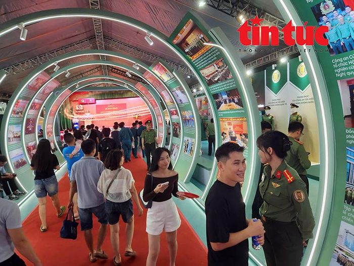 Triển lãm 80 năm An ninh nhân dân “Lá chắn thầm lặng” với 5 phân khu và 11 chủ đề triển lãm tái hiện chặng đường chiến đấu và trưởng thành của lực lượng An ninh nhân dân.
