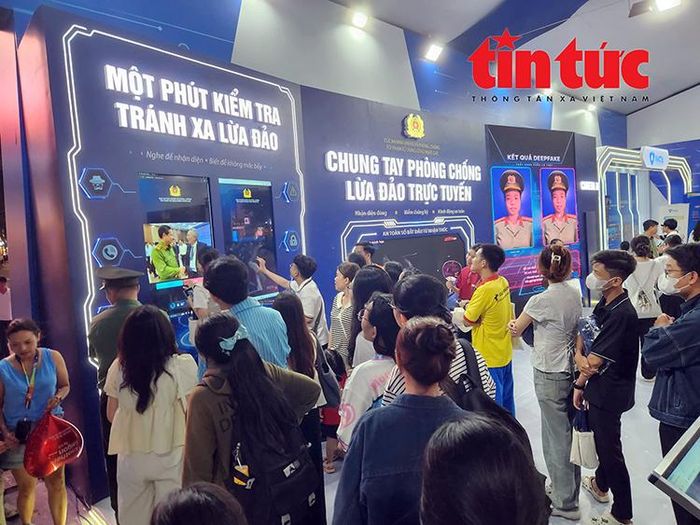 Không gian “Bức tường an ninh mạng” thu hút đông đảo người dân xếp hàng để tìm hiểu kiến thức phòng, chống tội phạm công nghệ cao.