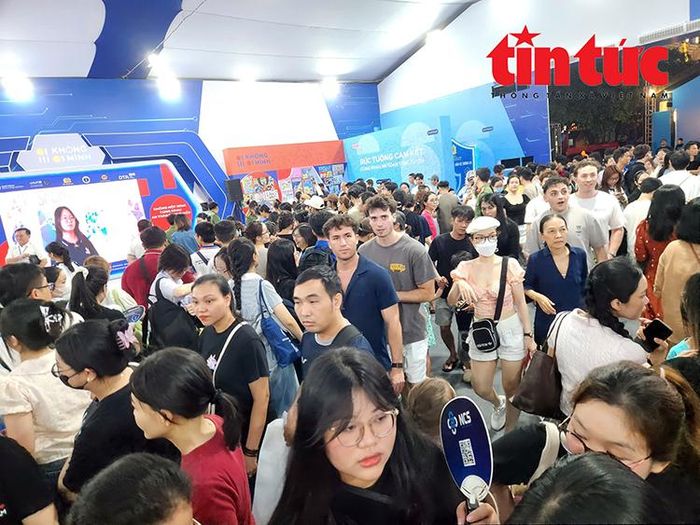 Rất đông du khách nước ngoài tham quan không gian triển lãm chuỗi sự kiện Gala “Tổ quốc bình yên”.
