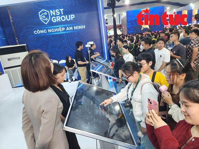 Người dân xếp hàng trải nghiệm công nghệ hiện đại tại sự kiện.