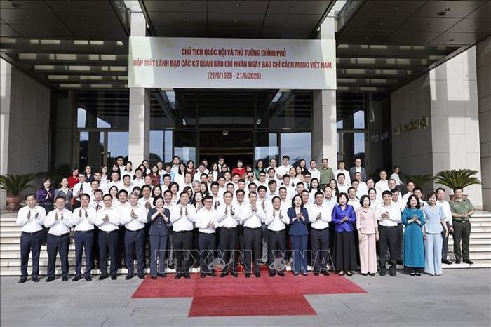 Thủ tướng Chính phủ Lê Minh Hưng và Chủ tịch Quốc hội Trần Thanh Mẫn cùng các đại biểu chụp ảnh chung. Ảnh: Doãn Tấn/TTXVN