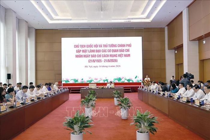 Thủ tướng Chính phủ Lê Minh Hưng và Chủ tịch Quốc hội Trần Thanh Mẫn gặp mặt lãnh đạo các cơ quan báo chí. Ảnh: Doãn Tấn/TTXVN
