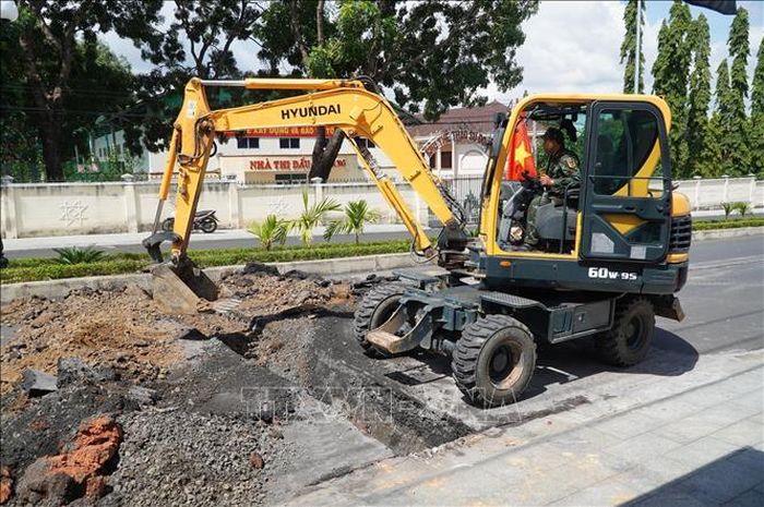 Lực lượng chức năng tiến hành đào rãnh ngang.