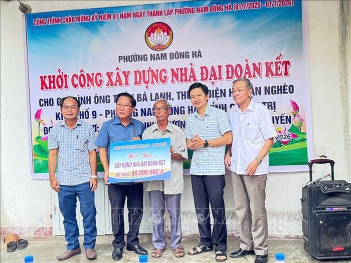 Cựu chiến binh Đoàn Xuân Luyến hỗ trợ xây dựng nhà đại đoàn kết cho hộ gia đình có hoàn cảnh khó khăn.