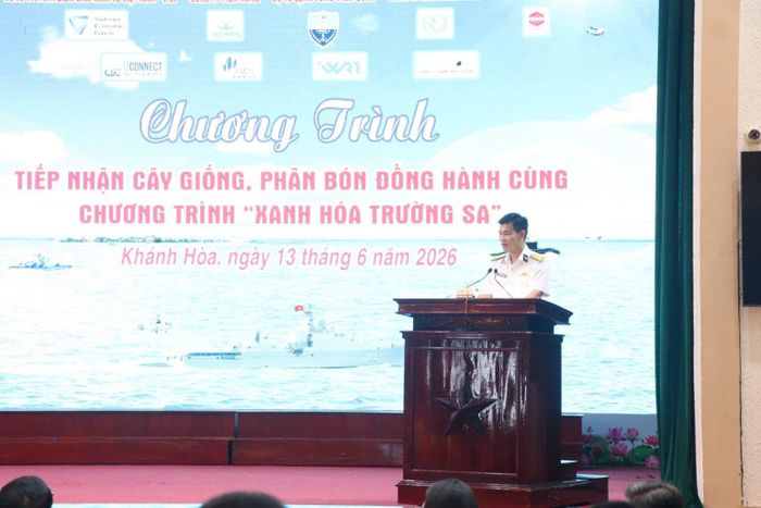 Đại tá Đỗ Minh - Phó Tư lệnh Vùng 4 Hải quân đánh giá cao sự đồng hành của Tiến Nông cùng các doanh nghiệp, đơn vị trong lần hỗ trợ này.