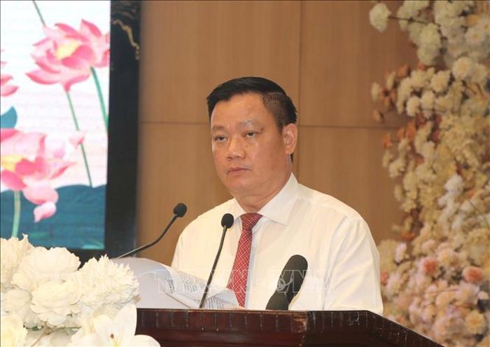 Bí thư Tỉnh ủy Nghệ An Nguyễn Khắc Thận phát biểu tại hội thảo.