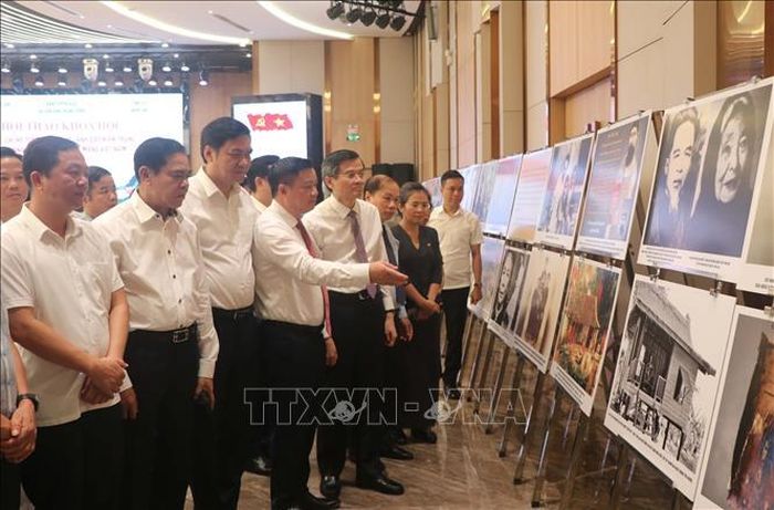 Các đại biểu tham quan trưng bày chuyên đề về thân thế, sự nghiệp, cuộc đời hoạt động cách mạng của đồng chí Hồ Tùng Mậu.