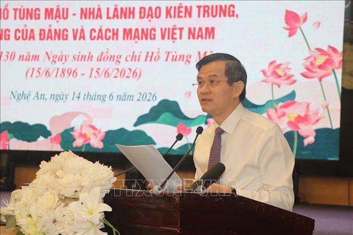 Đồng chí Đoàn Minh Huấn, Ủy viên Bộ Chính trị, Giám đốc Học viện Chính trị quốc gia Hồ Chí Minh phát biểu tại hội thảo.