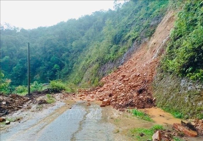 Tuyến đường từ trung tâm xã Thu Lũm đi cửa khẩu U Ma Tu Khoòng (Lai Châu) nhiều điểm sạt lở gây ách tắc giao thông cục bộ, ngày 10/6. Ảnh: TTXVN phát
