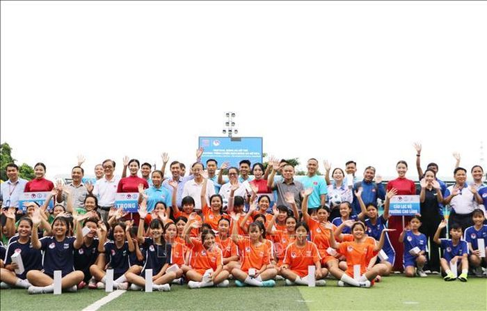 Các cầu thủ trẻ hào hứng tham gia Festival bóng đá nữ trẻ năm 2026.