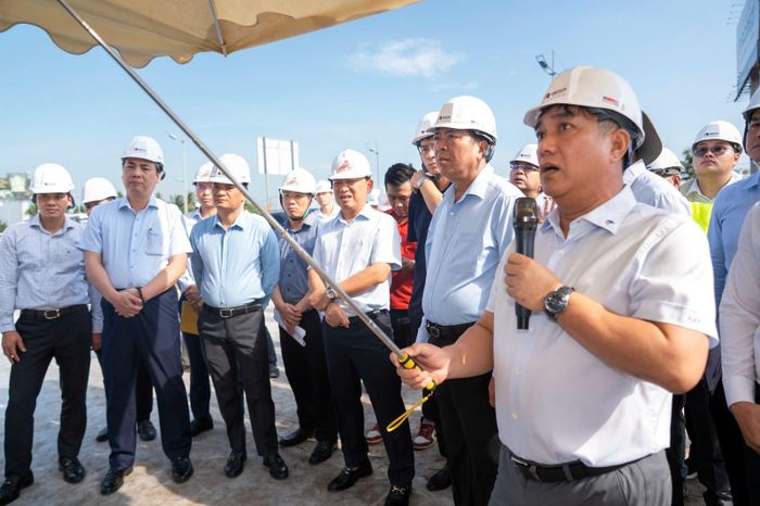 Tại công trường, Bộ trưởng Trần Hồng Minh nghe các đơn vị báo cáo tiến độ thi công, tình hình giải phóng mặt bằng và nguồn vật liệu phục vụ dự án mở rộng cao tốc này.
