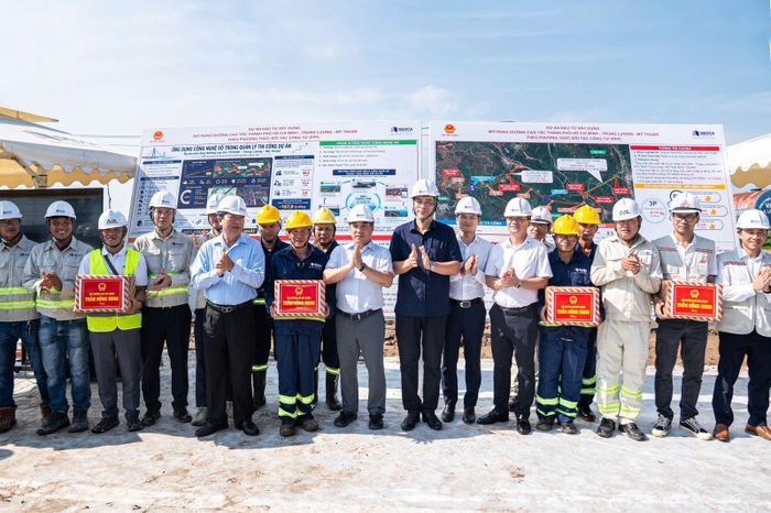 Đoàn công tác Bộ Xây dựng khảo sát thực tế các hạng mục đang triển khai trên công trường và tặng quà cho đội ngũ công nhân đang thi công để bảo đảm tiến độ dự án.