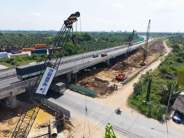 Bộ trưởng Trần Hồng Minh đã ghi nhận việc ứng dụng công nghệ số trong quản lý, điều hành thi công dự án mở rộng cao tốc TP Hồ Chí Minh - Trung Lương - Mỹ Thuận, hướng tới mô hình “cao tốc số” trong tương lai.