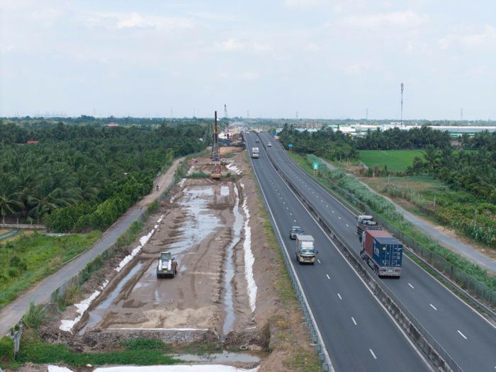 Công trường dự án cao tốc TP Hồ Chí Minh - Trung Lương - Mỹ Thuận đang được các đơn vị thi công duy trì nhiều mũi thi công nhằm bảo đảm tiến độ đề ra.