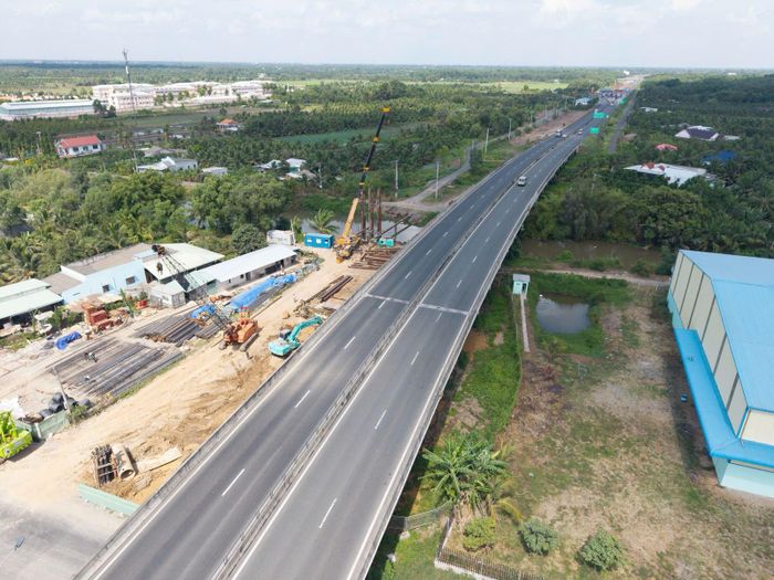 Nhiều hạng mục trên tuyến cao tốc TP Hồ Chí Minh - Trung Lương - Mỹ Thuận được đầu tư hiện đại, đáp ứng nhu cầu lưu thông ngày càng tăng.