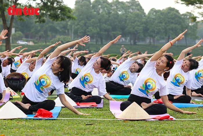 Người tham dự cùng thực hiện các động tác trong Giao thức Yoga Quốc tế.