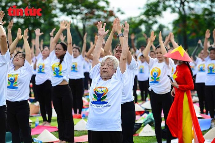 Bà Ngô Thị Dơn (83 tuổi, đến từ Mai Dịch, Hà Nội) cho biết: "Tôi tập Yoga nhiều năm nay và cảm nhận sức khỏe được cải thiện rõ rệt".