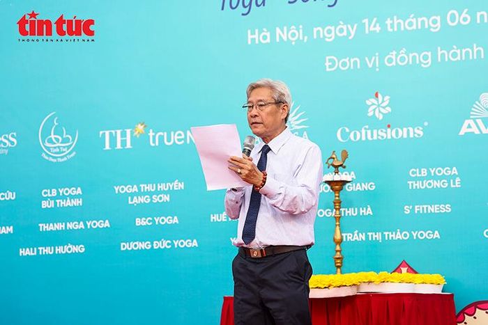 GS.TS Lê Đức Chương, Chủ tịch Liên đoàn Yoga thành phố Hà Nội phát biểu tại lễ khai mạc.