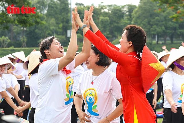 Người tham dự giao lưu, lan tỏa tinh thần đoàn kết, yêu thương và kết nối cộng đồng thông qua yoga.