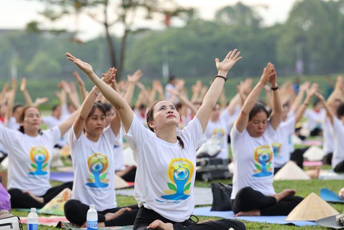 Đông đảo người dân tham gia thực hành yoga tại Chương trình chào mừng Ngày Quốc tế Yoga 2026 ở Công viên Yên Sở, Hà Nội.