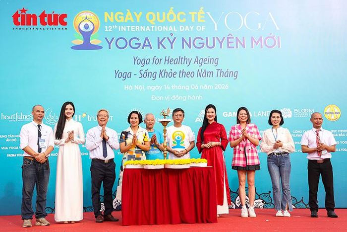 Ngài Tshering W. Sherpa, Đại sứ Đặc mệnh toàn quyền Cộng hòa Ấn Độ cùng các đại biểu thực hiện nghi thức thắp lửa truyền thống tại chương trình chào mừng Ngày Quốc tế Yoga 2026.