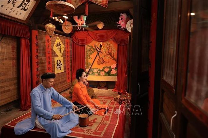 Với lối hát “đơn âm mà đa thanh”, ca nương không chỉ cất lên giai điệu mà còn “chạm khắc” từng chữ hát bằng hơi thở, tiếng phách và sự tiết chế. Ảnh: Phạm Tuấn Anh/TTXVN