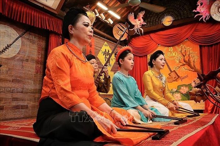 Ba thế hệ ca nương cùng trình diễn tại Bích Câu Đạo Quán, thể hiện sự tiếp nối và trao truyền di sản ca trù từ các nghệ nhân đi trước tới lớp trẻ hôm nay. Ảnh: Phạm Tuấn Anh/TTXVN