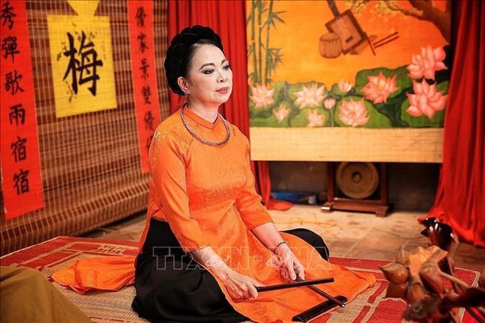 Nghệ nhân Ưu tú Vân Mai là ca nương tiêu biểu của Ca trù Bích Câu, nhiều năm gắn bó với việc biểu diễn, truyền dạy và duy trì chiếu ca trù tại Bích Câu Đạo Quán, góp phần đưa di sản ca trù đến gần hơn với công chúng, đặc biệt là thế hệ trẻ. Ảnh: Phạm Tuấn Anh/TTXVN
