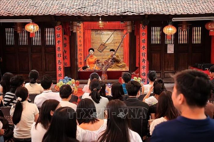 Tiết mục “Hương Sơn phong cảnh ca” thể hiện vẻ đẹp thắng cảnh Hương Sơn do Nghệ nhân Ưu tú Vân Mai thể hiện. Ảnh: Phạm Tuấn Anh/TTXVN